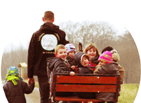 Anniversaire à la ferme, célébration de l'anniversaire d'un enfant à la ferme pédagogique avec des ânes.